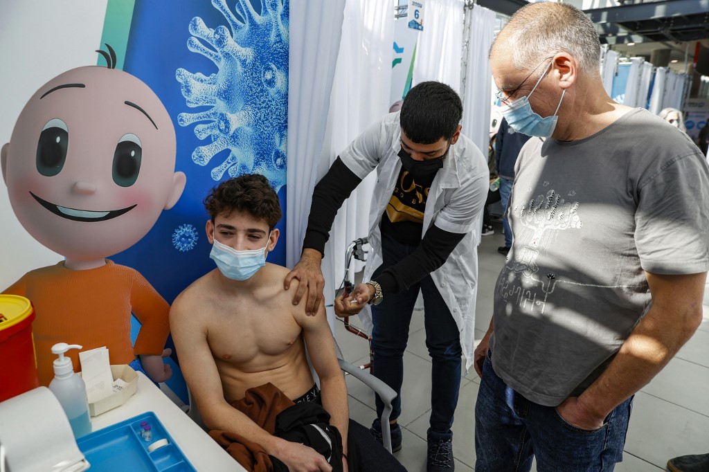 La aplicación de la vacuna contra covid-19 ya comenzó en la población joven de Israel. (AFP)