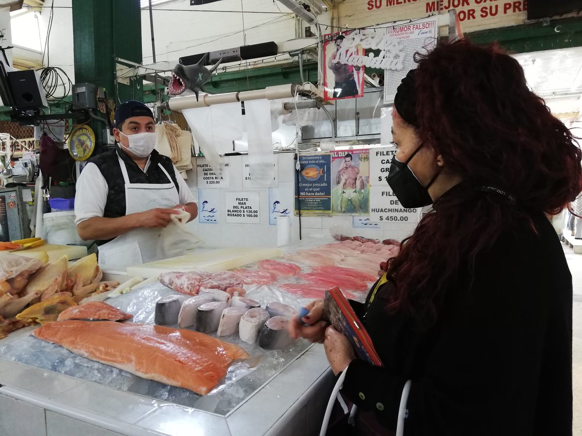 Ante bajas ventas comerciantes acceden a atender a gente sin cubrebocas. Foro: Dany Béjar.