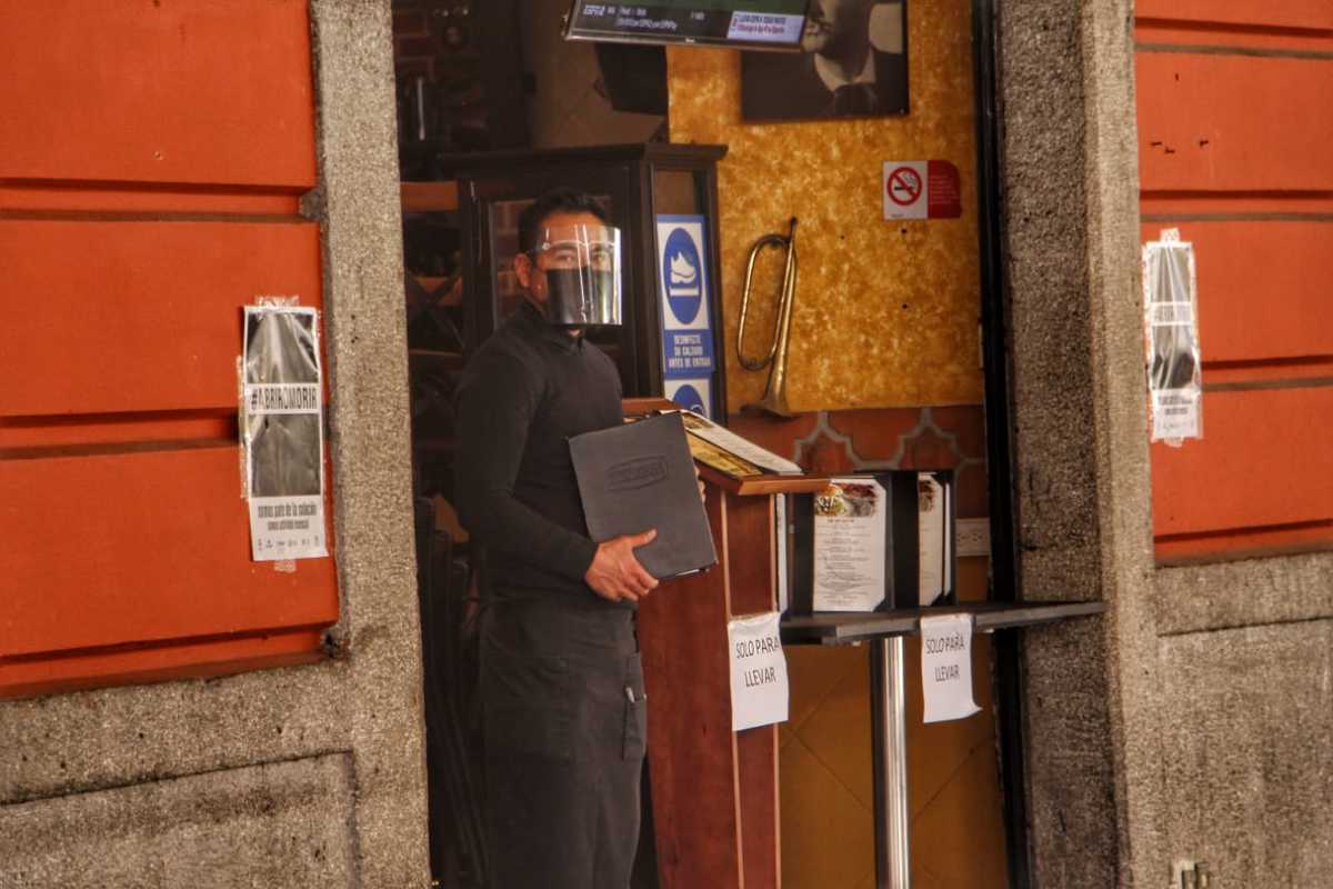 Un empleado de restaurante aguarda a la espera de clientela.(Melanie Torres)