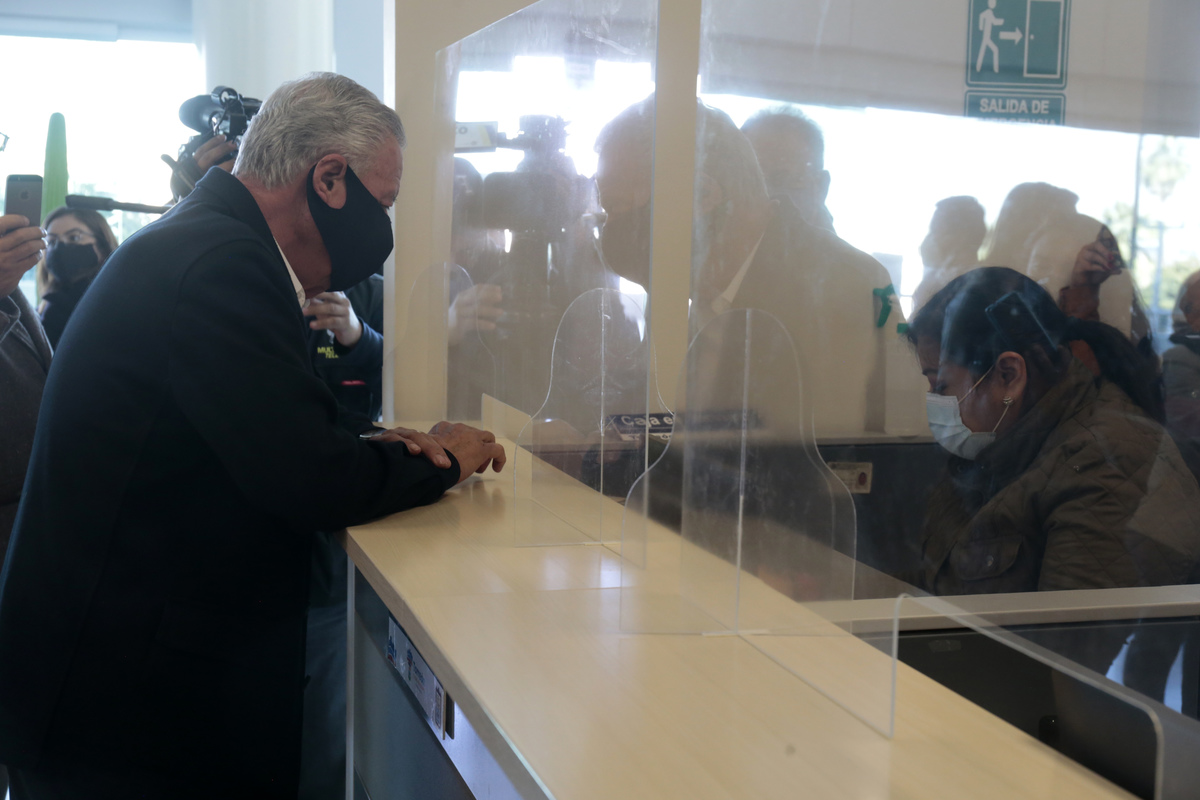 Jorge Zermeño Infante, alcalde de Torreón, en las ventanas del pago de predial. (Mauricio Román)