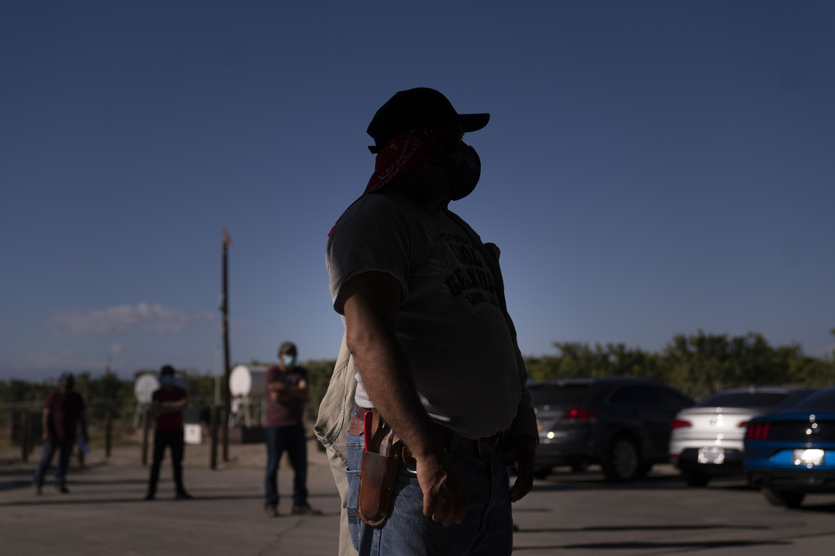 Migrantes realizaron filas para comenzar con la aplicación de las vacunas. (AP)