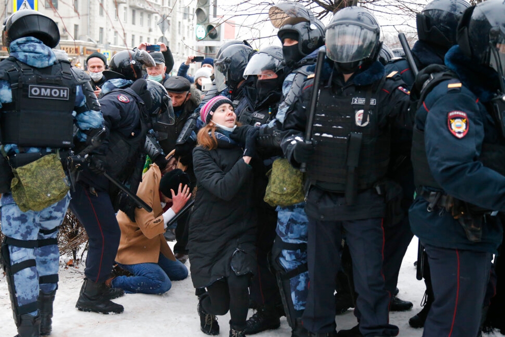 Policías antidisturbios detienen a un hombre durante una protesta en Moscú. (AP)