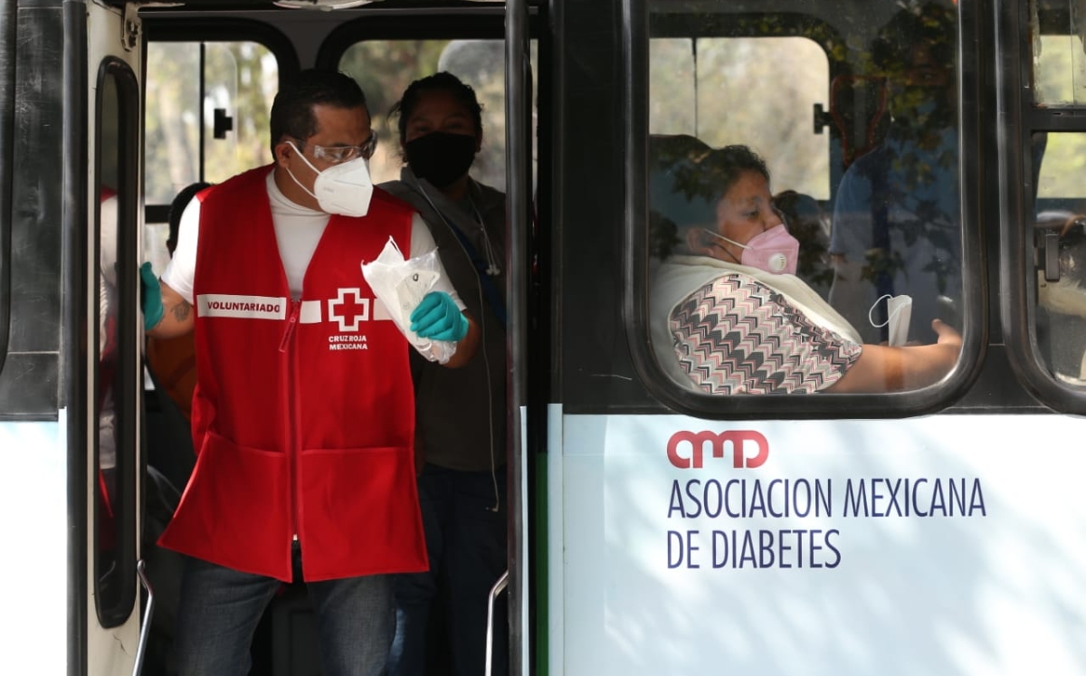Voluntarios de la Cruz Roja Mexicana entregan cubrebocas y gel antibacterial. (Octavio Hoyos)