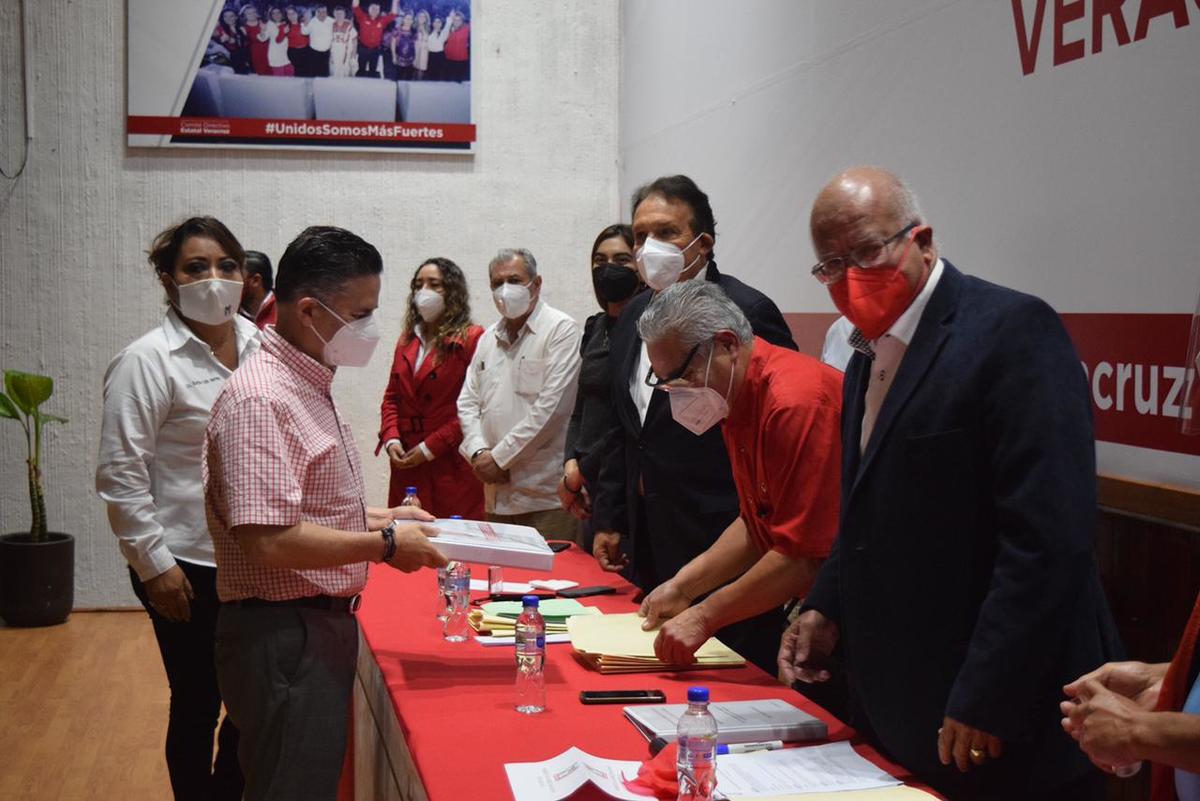 Los aspirantes se registraron en el auditorio Jesús Reyes Heroles, de la sede estatal del PRI. (Especial)