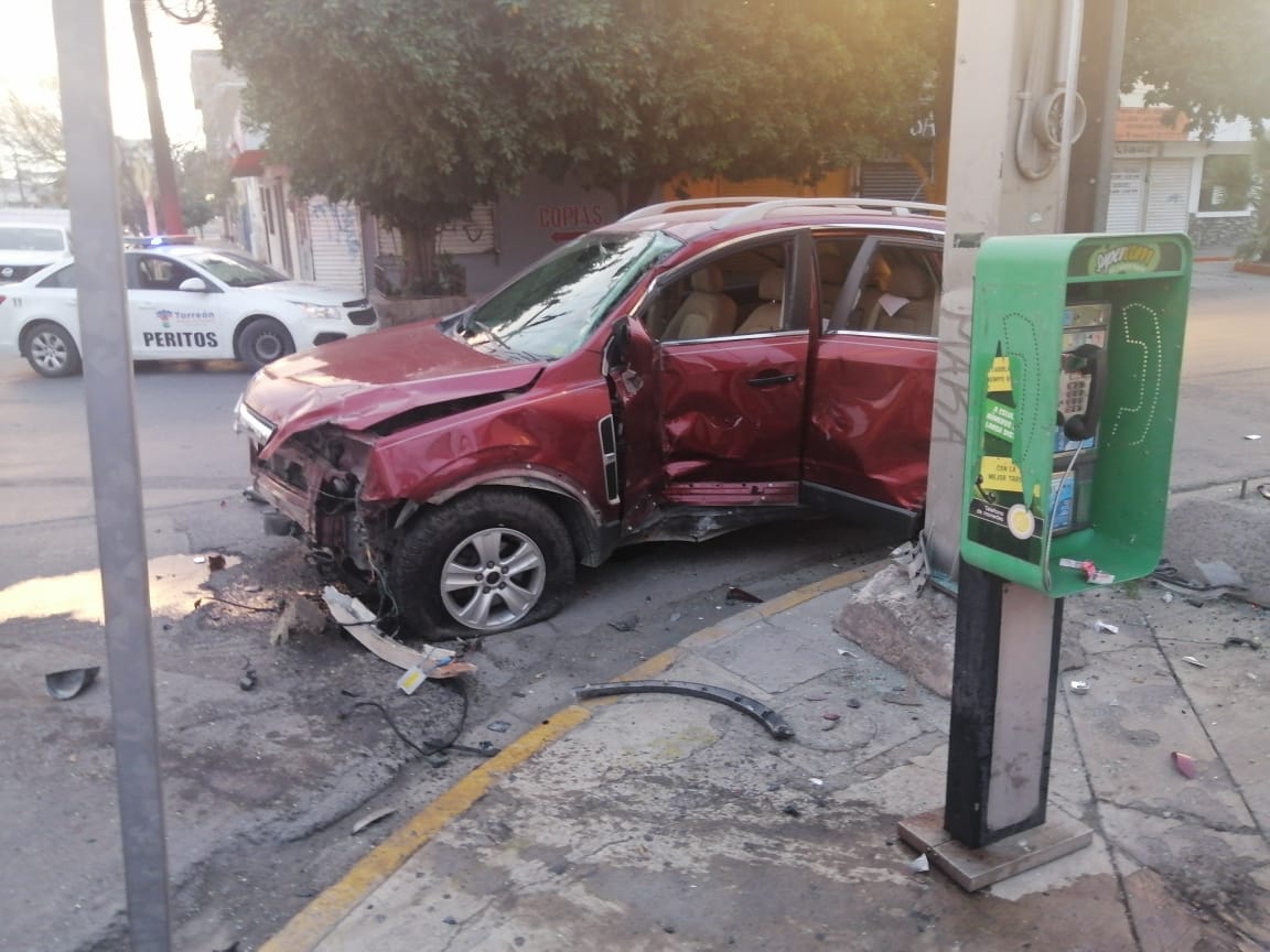 El choque ocurrió en el cruce de la calle Leona Vicario y la avenida Abasolo. (Milenio Digital)