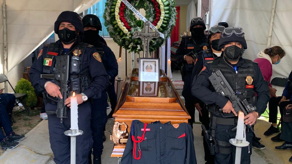 El oficial fue velado por amigos y familiares.