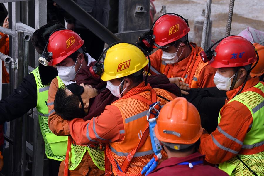 Los equipos de rescate podrían tardar más de dos semanas en sacar a los mineros restantes. (EFE)