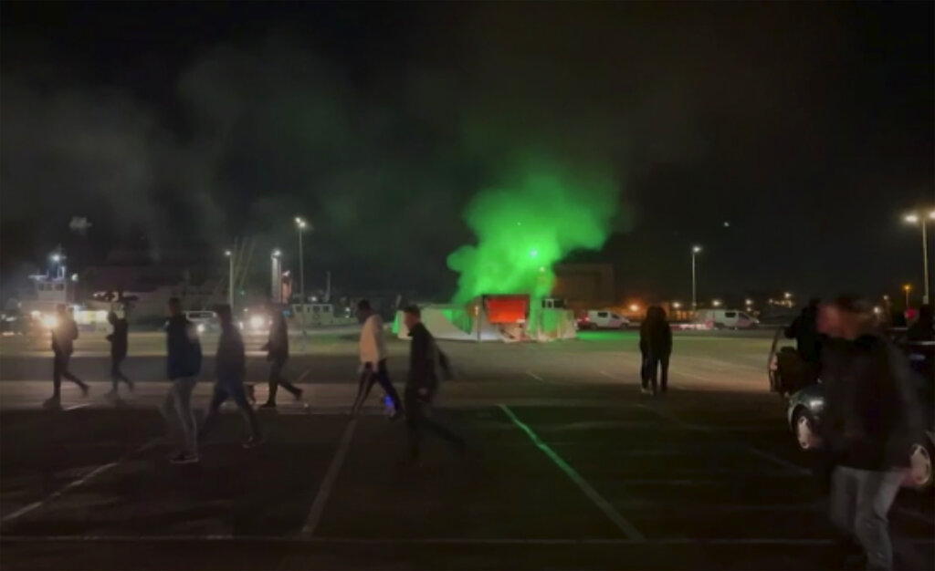 Los manifestantes protestaron por la imposición obligatoria del toque de queda en todo el país. (AP)