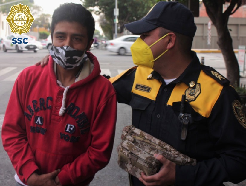 El oficial contactó al dueño y le entregó el dinero./ Especial