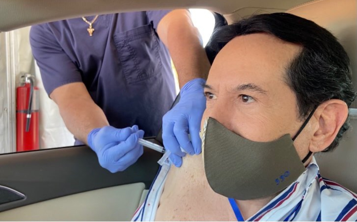 Pepillo Origel recibiendo vacuna contra covid en Miami (Twitter)