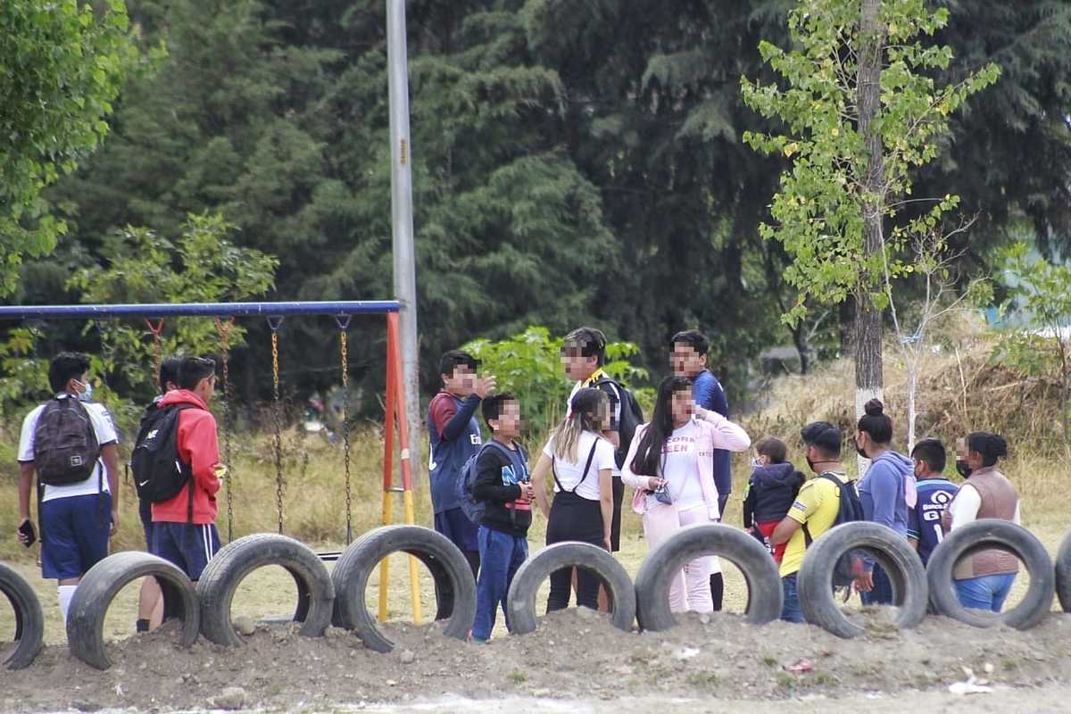 En Puebla continúan organizando partidos de fútbol. (Andrés Lobato)