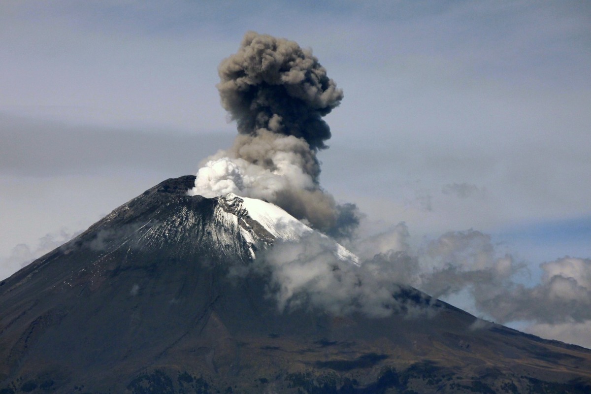 Vista del Popocatépetl desde el área metropolitana. (Andrés Lobato)