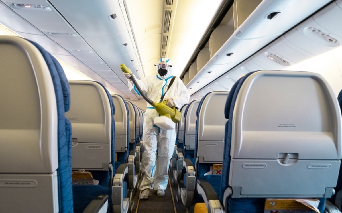Cuarentena a viajeros en EU, nuevo golpe a aviación