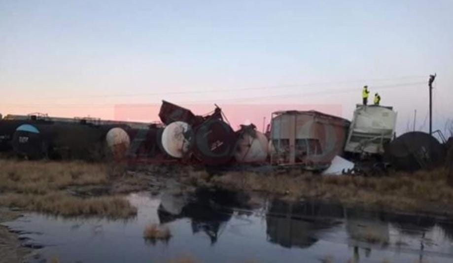 El descarrilamiento de dos trenes en Ciudad Frontera, Coahuila, dejó dos personas lesionadas. (Cortesía)