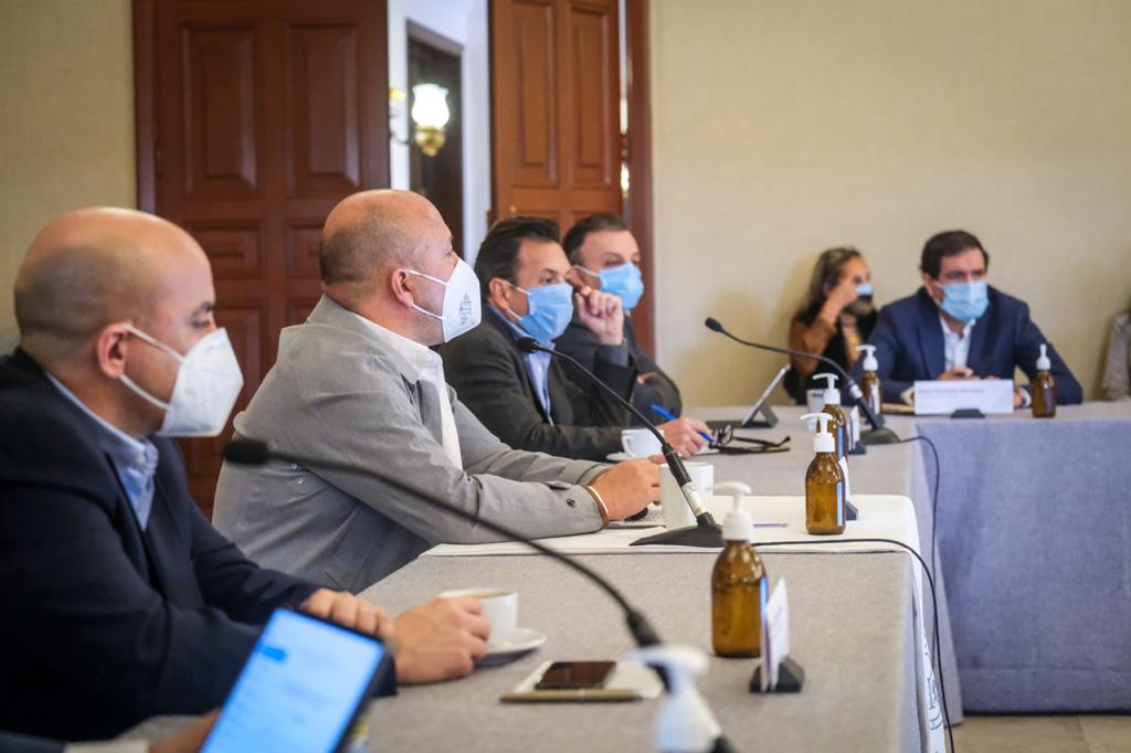 Enrique Alfaro, la Iniciativa, empresarios farmacéuticos, y presidentes municipales, instalaron el comité de trabajo. (Cortesía)