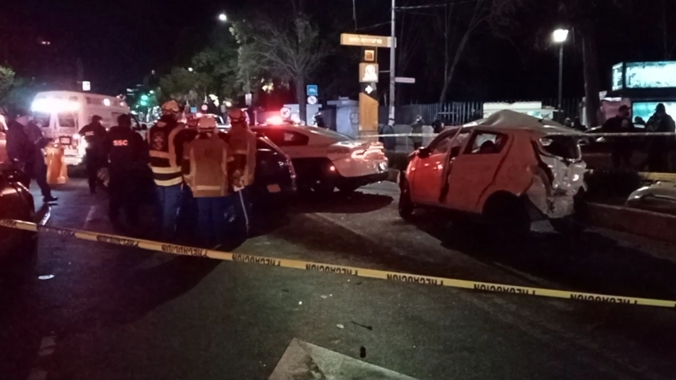 Fallece conductor de auto compacto en avenida Revolución