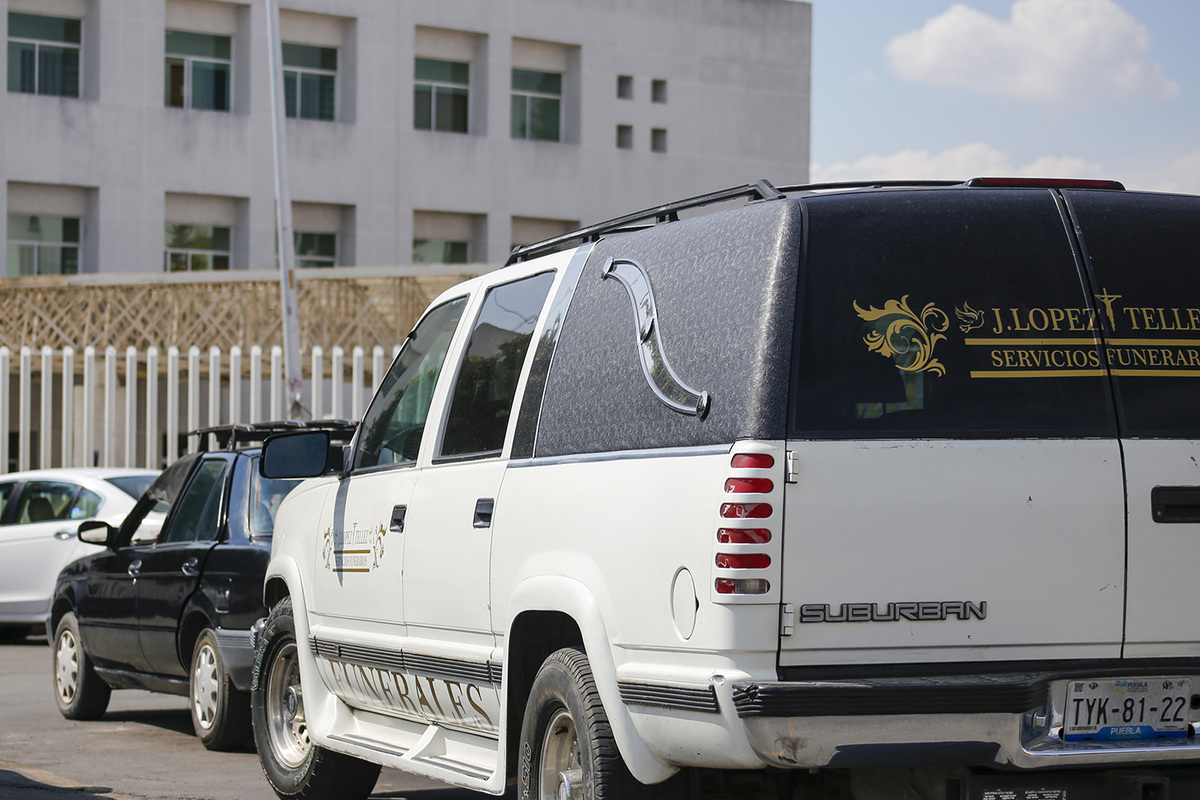 Personal de una funeraria al exterior del Hospital general del norte. (Andrés Lobato)