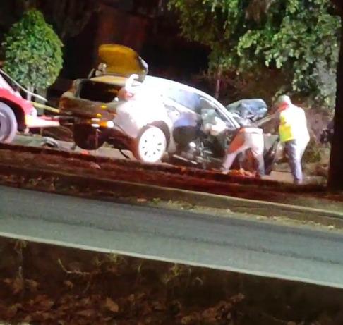 El automóvil terminó volcado, luego de embestir al motociclista. (Especial)