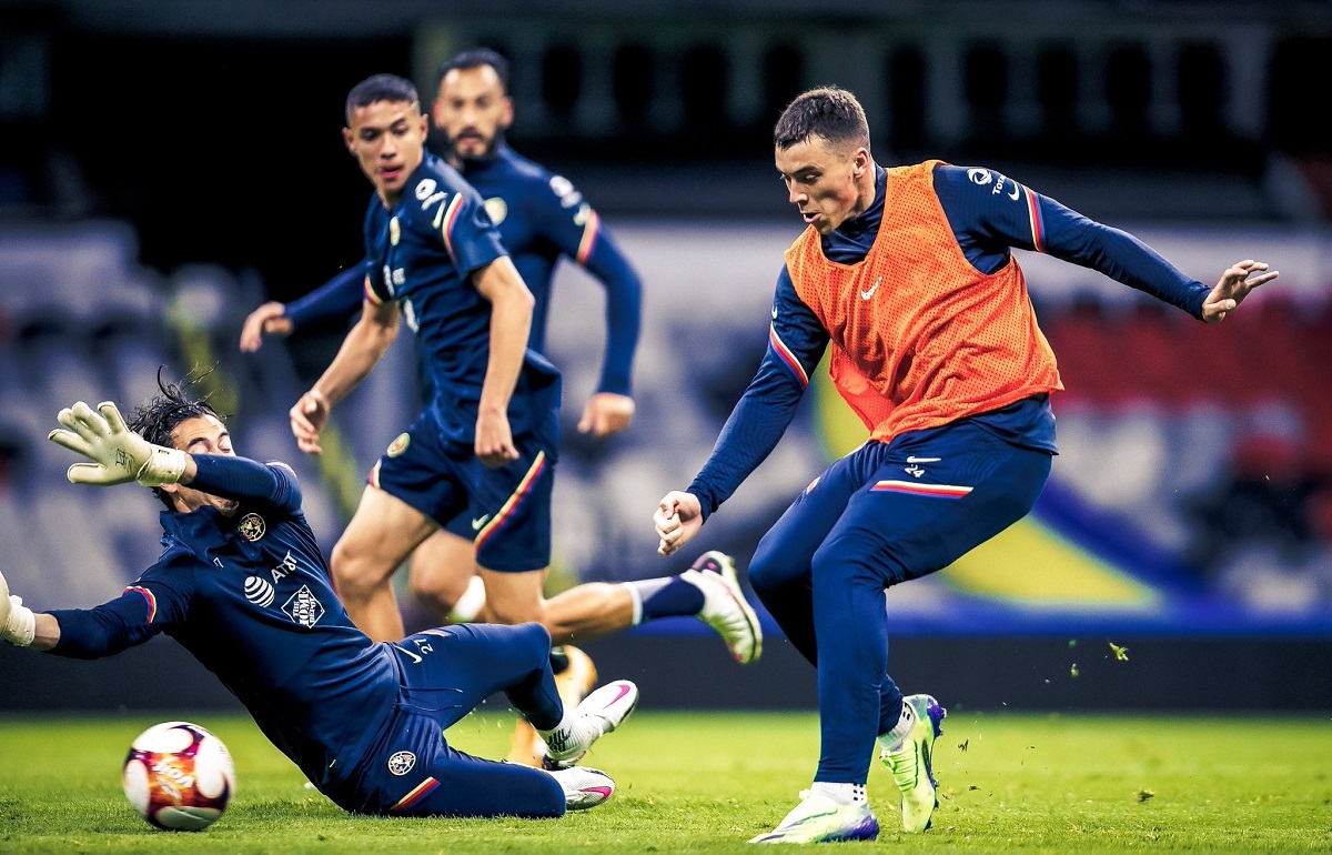 Federico Viñas en el entrenamiento del lunes (Club América)