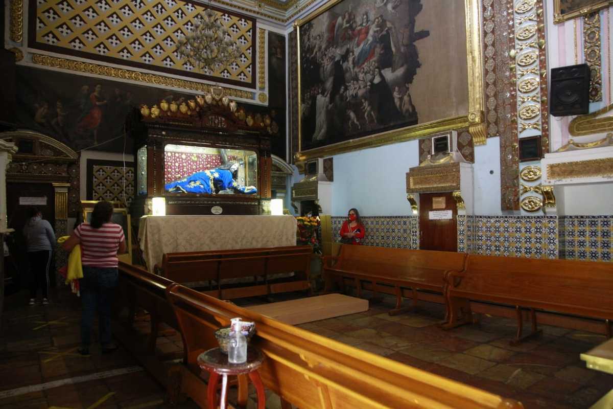 Fieles católicos acudieron este mediodía al templo de Santa Mónica. (Andrés Lobato)