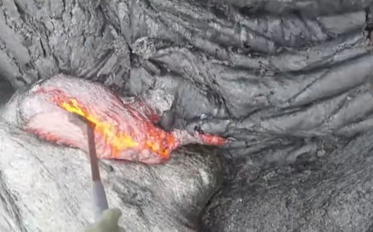 Así es como un geólogo toma muestras de lava fundida a mil 140 grados centígrados en el volcán Kilauea de Hawái. (DPA)