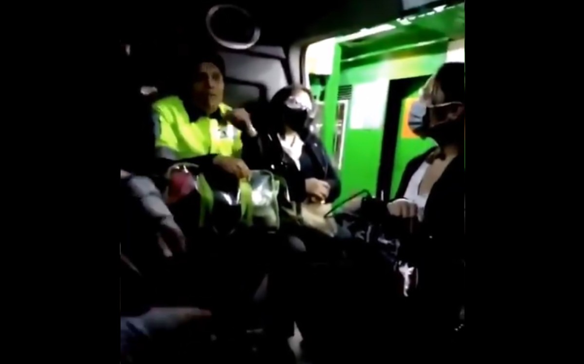 La mujer se negó a usar cubrebocas a bordo de la combi. (Especial)