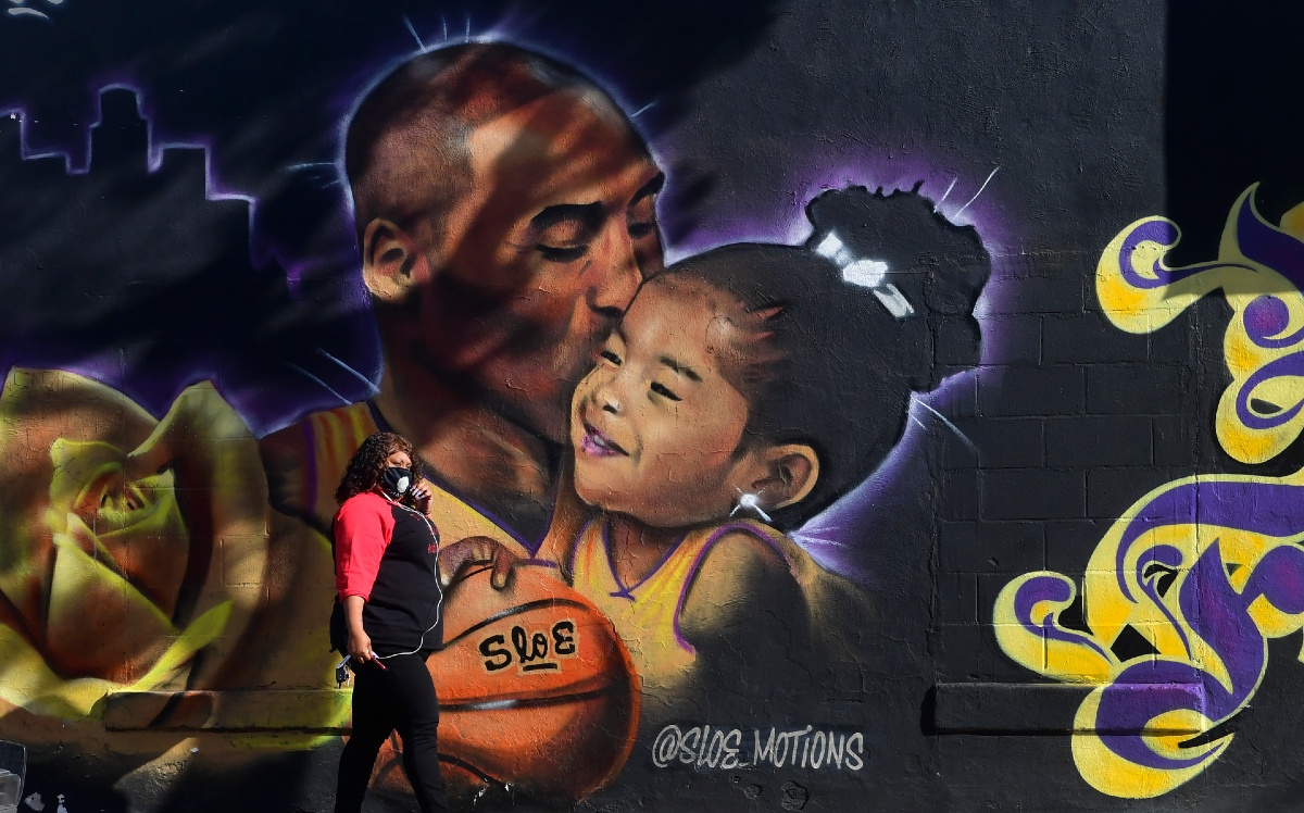 El mural en honor a Kobe Bryant y su hija Gianna Maria (AFP)