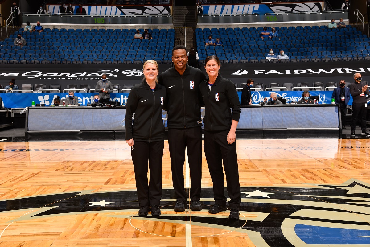 Natalie Sago y Jenna Schroeder hacen historia en la NBA (AFP)