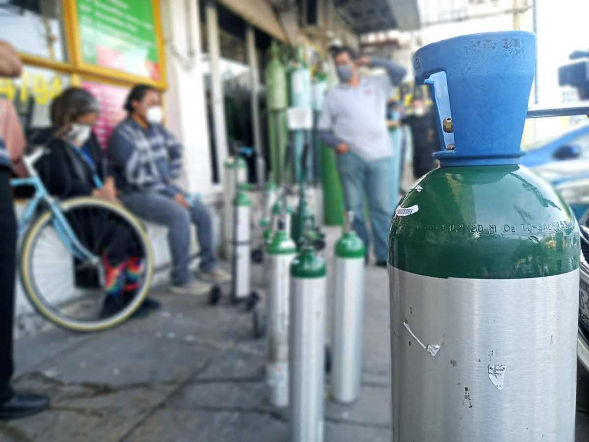 Oxígeno en ruedas rellena tanques  en distintos puntos de la ciudad, (Fernando Carranza)