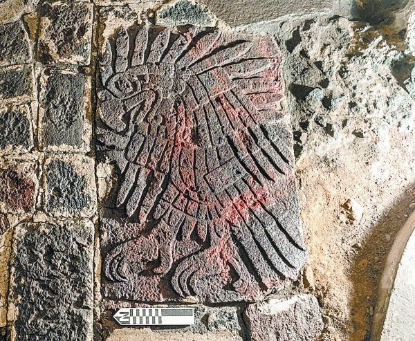 En la pieza destacan sus plumas en forma de cuchillo sacrificial y sus garras poderosas. INAH