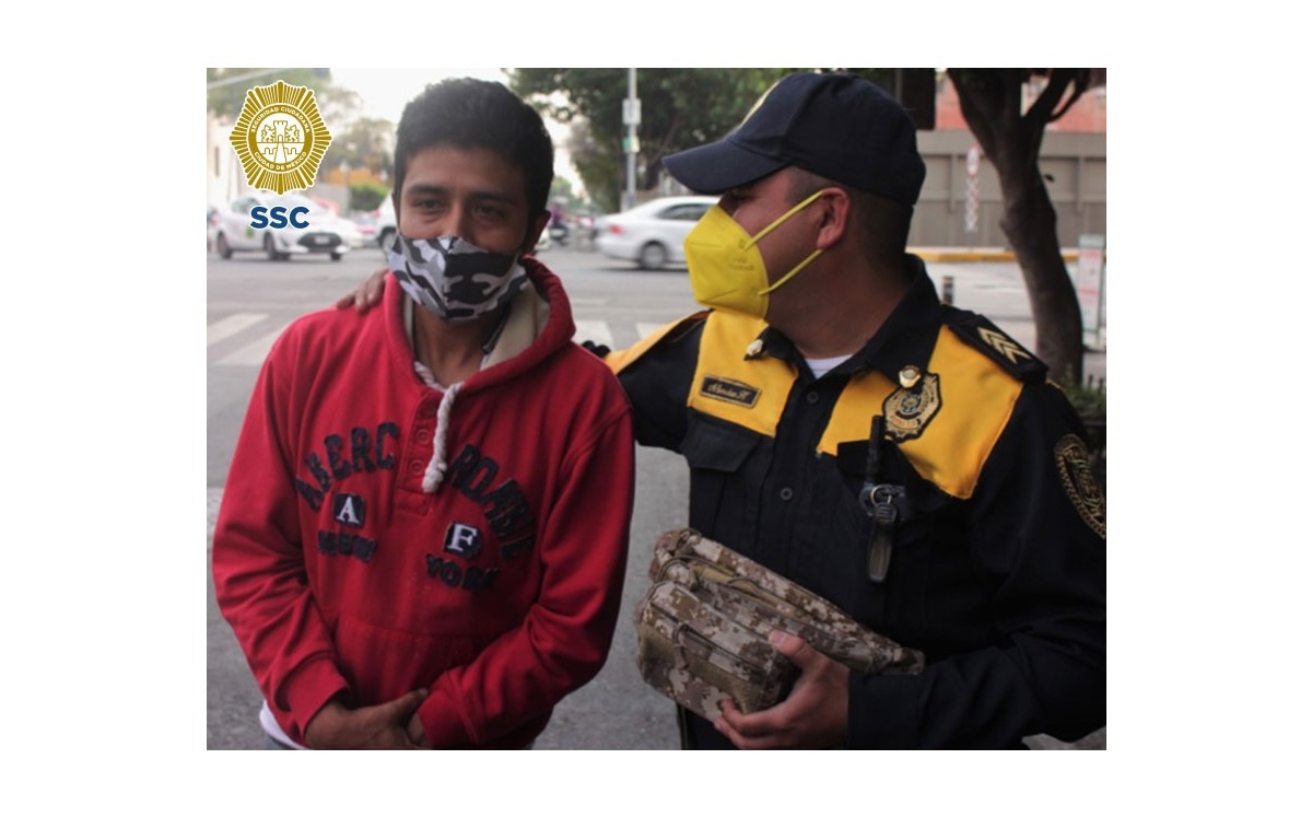 El policía primero Norberto Sánchez Hernández devolvió 30 mil pesos que halló en un baño de la Doctores (Especial)