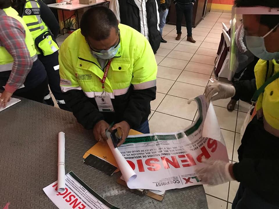 Protección Civil colocando sellos de suspendido. (Especial)