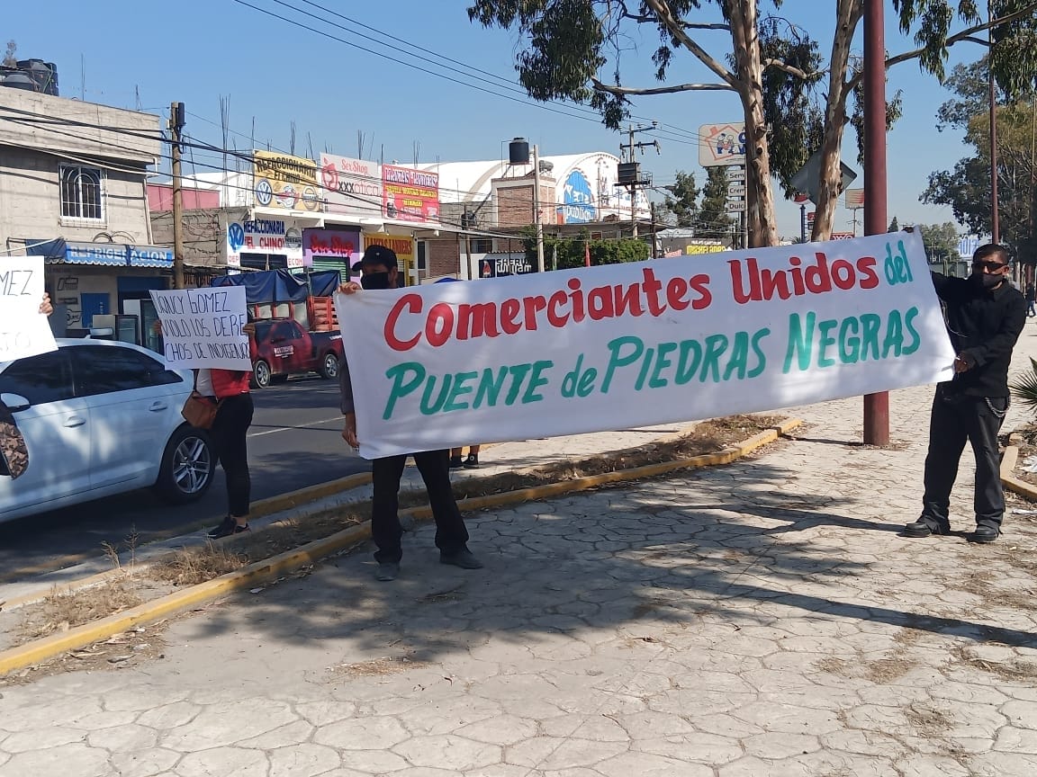 En el bajo puente se instalaron al menos tres rutas de transporte público con dirección a Texcoco y Chiconcuac.
