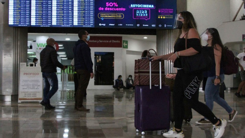 En AICM, pasajeros pierden vuelos por falta de prueba de covid-19