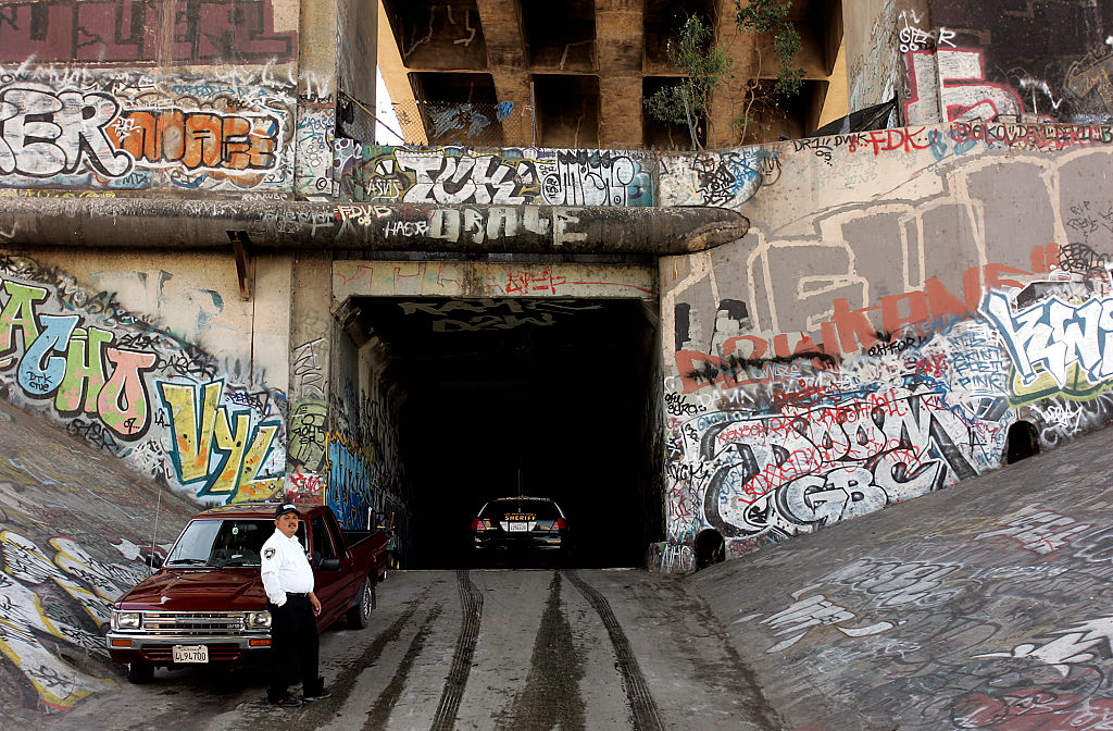 Dos alguaciles de Los Ángeles entrando a un túnel. Foto: Al Seib/Getty Images