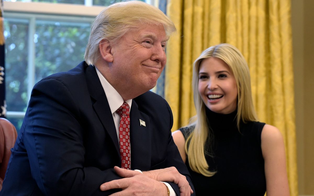 Donald Trump y su hija Ivanka en la Casa Blanca. | AP