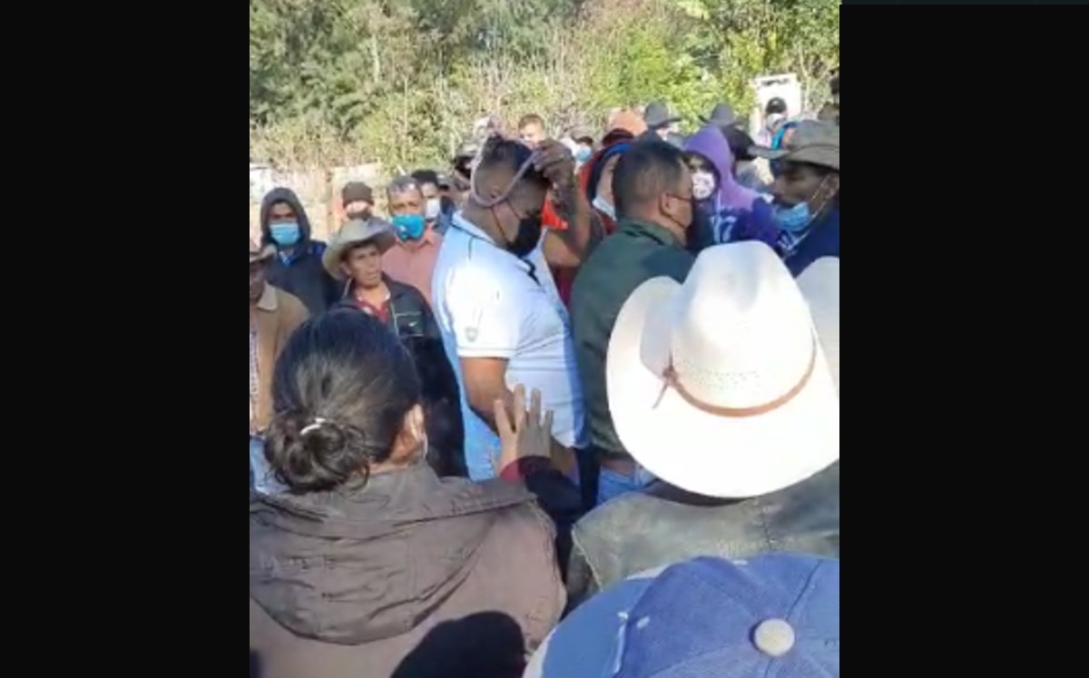 El alcalde pidió entre lágrimas que no lo colgaran. (Especial)