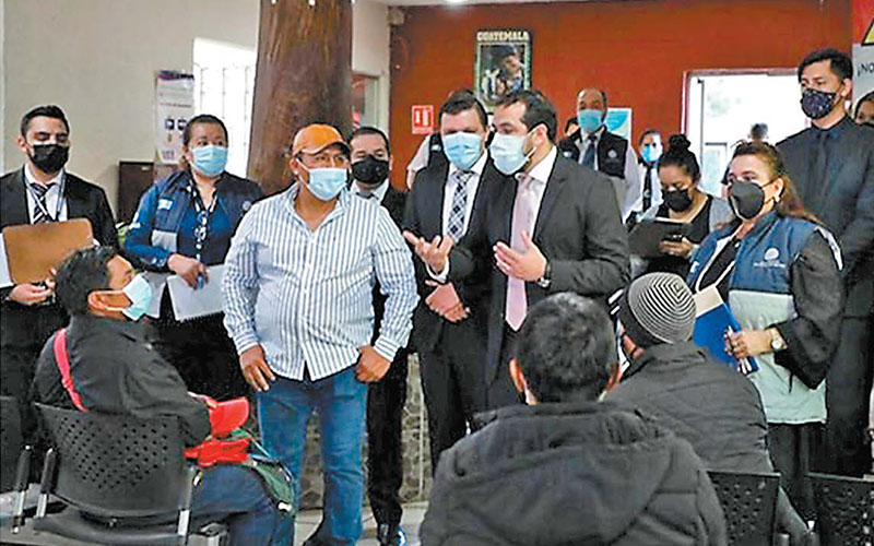 Familiares son atendidos por autoridades. (Ministerio de Relaciones Exteriores de Guatemala)