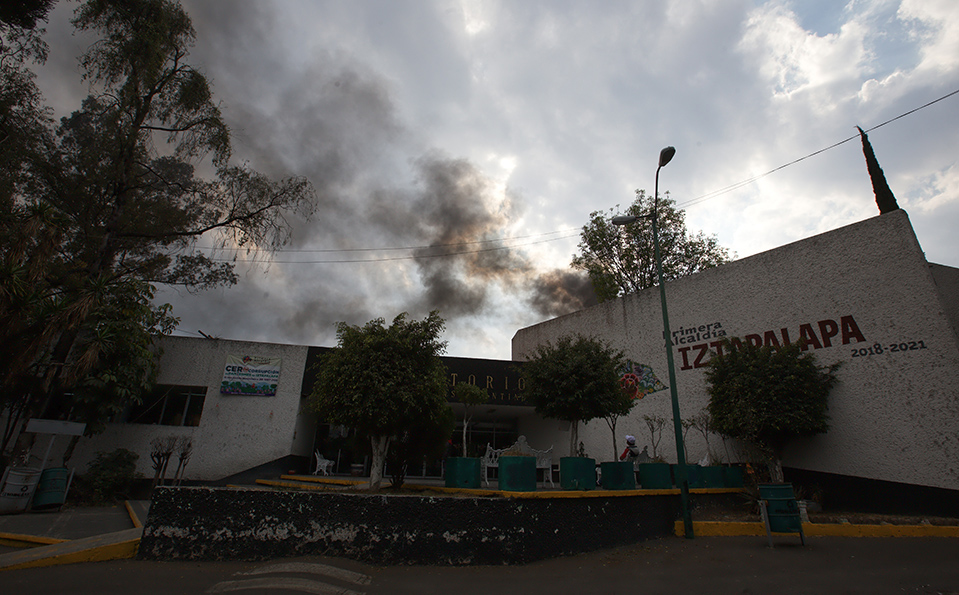 El humo sale de los hornos del panteón de San Nicolás Tolentino de Iztapalapa.| Omar Franco