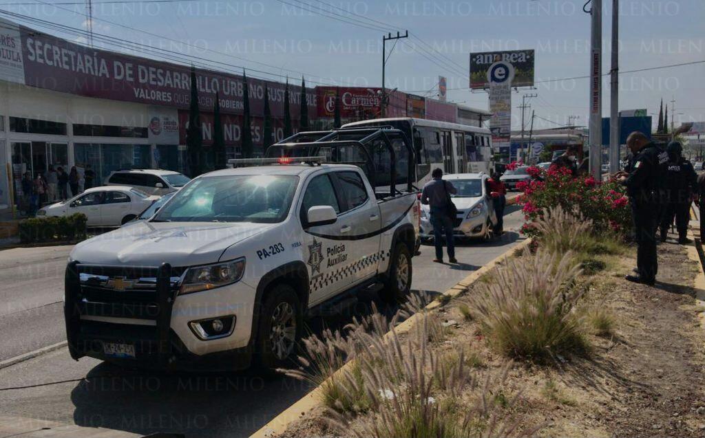 Patrulla auxiliar atropella a dos mujeres. (Especial)