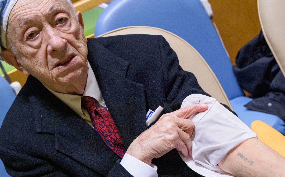 Un sobreviviente al holocausto muestra el tatuaje hecho en un campo de concentración. (ONU/Manuel Elias)