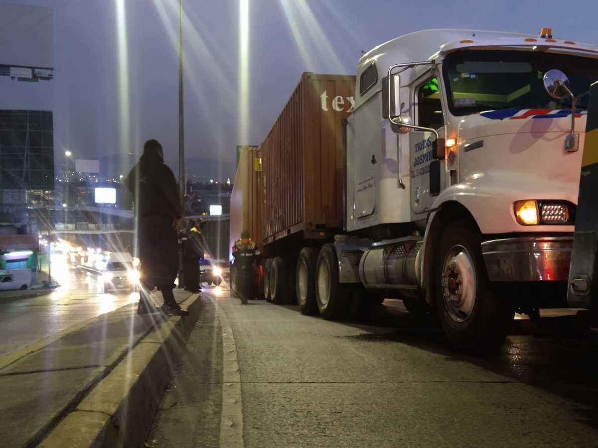 Tráiler atorado con 50 toneladas de tela se quedó sin combustible