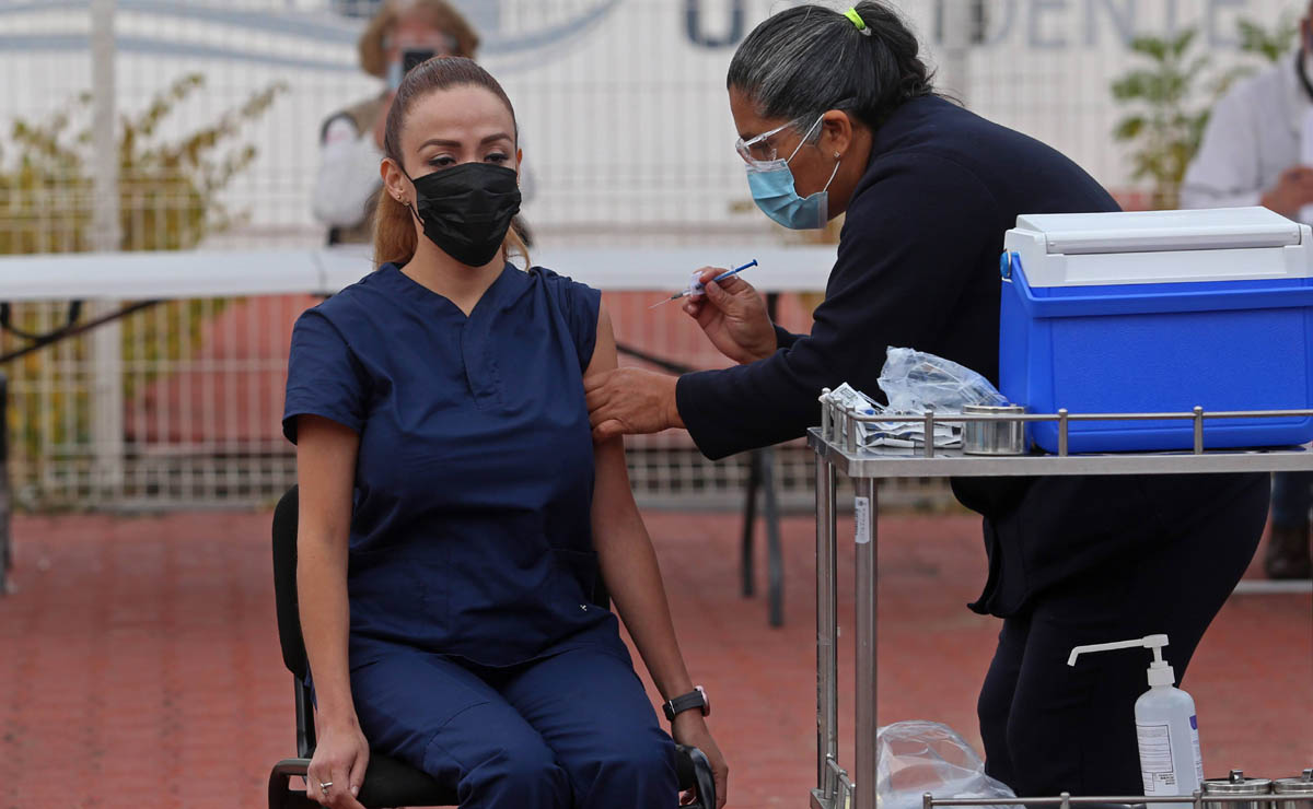 Vacunación contra covid-19 en el hospital de Jalisco (Fernando Carranza)