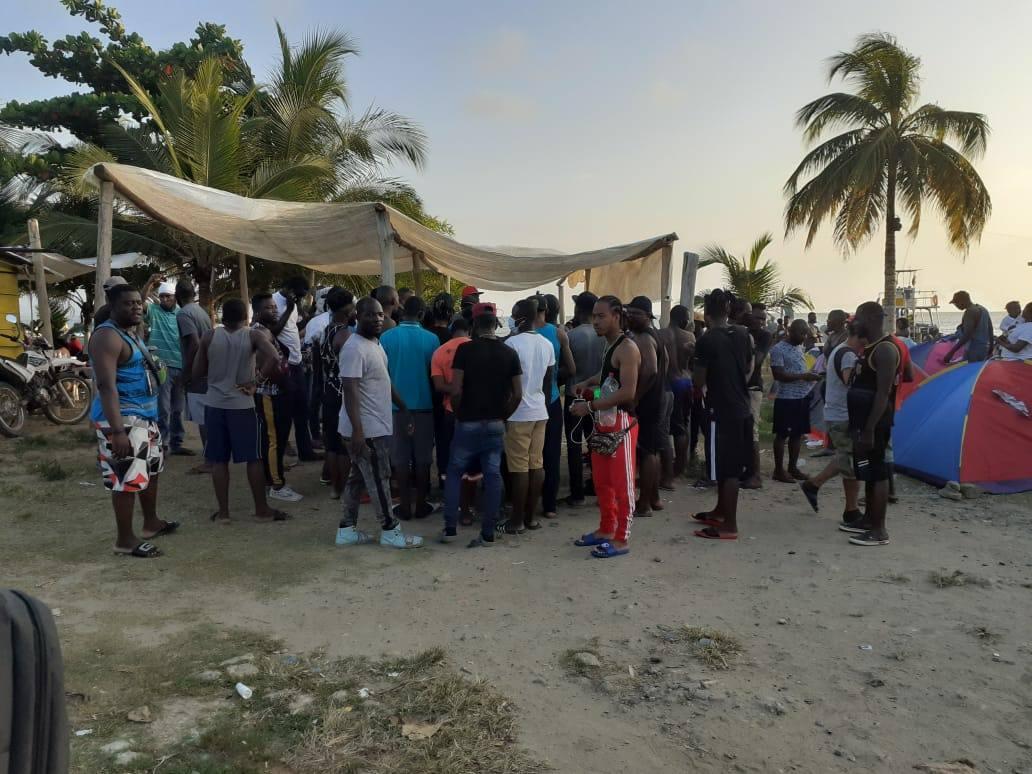 Con carpas se ha tratado de atender a los migrantes. (Twitter @BluRadioCo)