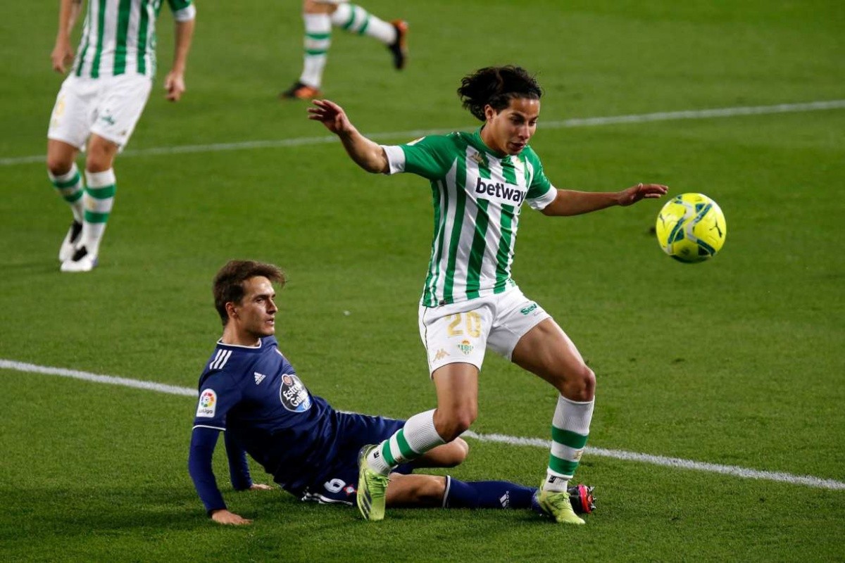 Diego Lainez durante un duelo del Betis en La Liga (AFP)