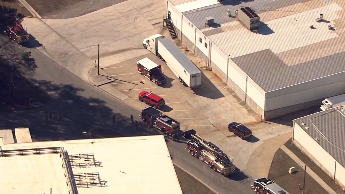 Los equipos de emergencia trabajan para controlar la situación en Atlanta. | Foto publicada por WBS TV