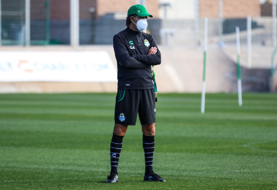 Guillermo Almada, analiza las opciones que tiene para cubrir su ausencia. (@ClubSantos)