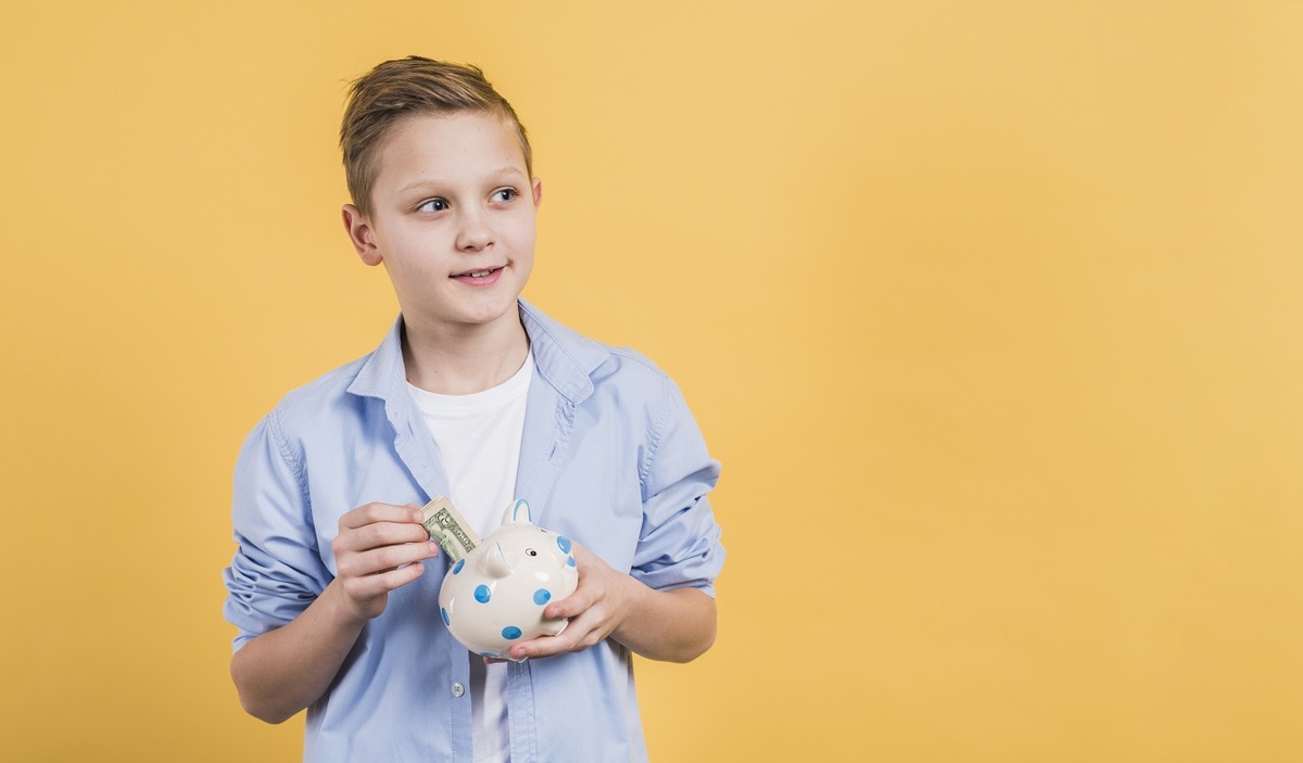 Es importante enseñar a los niños y niñas el valor del dinero. (Freepik)