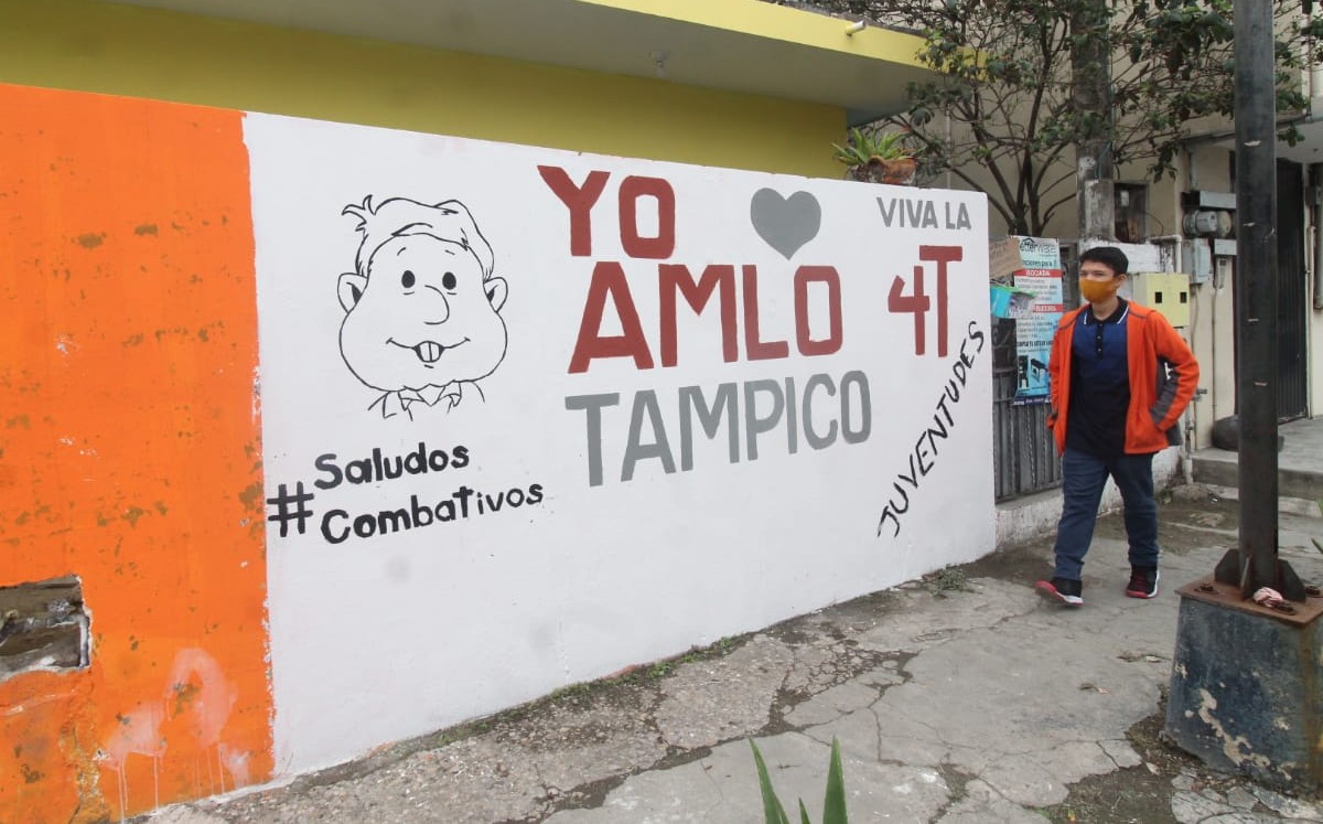 Morena Tamaulipas pinta bardas con imagen de AMLO. (Yazmín Sánchez)