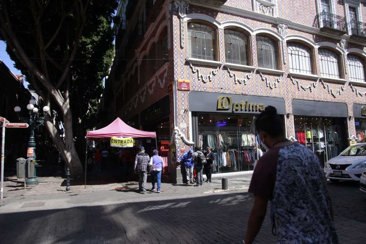 Movilidad en el Centro Histórico de Puebla tras reapertura de establecimientos. (Andrés Lobato)